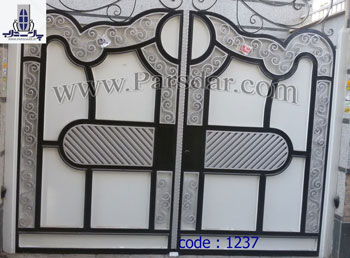 درب آهنی حیاط
